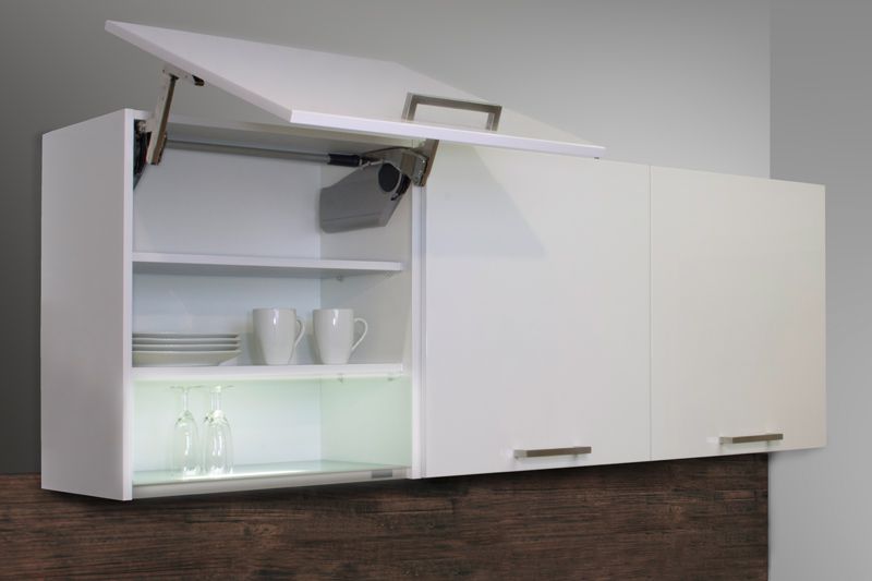 Geöffneter Küchenschrank mit grünem Klappmechanismus, Gläsern, Schüsseln, Tassen und Vorratsdosen auf drei Regalen.